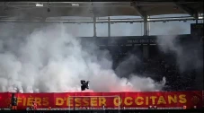 Tak Terima Kalah, Fans...