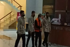 KPK Tahan Tersangka...