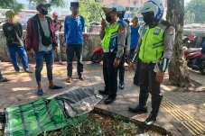 Dikira Tidur, Pak Ogah...