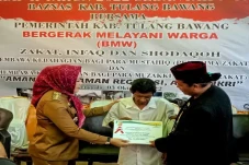 Bupati Winarti Berikan...