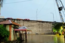 Diguyur Hujan Lebat,...