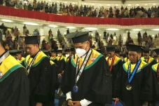 Pita Hitam di Wisuda...