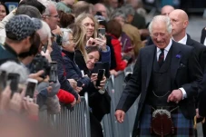 Raja Charles III Muncul...