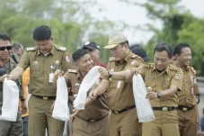 Bupati Winarti yang...