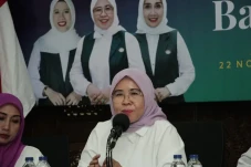 Perempuan Bangsa Dorong...