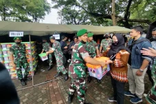 TNI Bagikan Ribuan Paket...