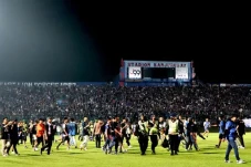 Tragedi Stadion Sepak...