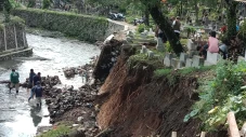 25 Makam di TPU Sirnaraga...