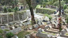 7 Jasad Makam Tergerus...