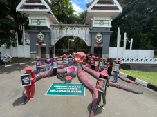 Emak-emak Istri Nelayan...