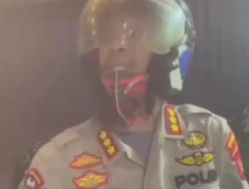 Heboh Pria Memakai Baju...
