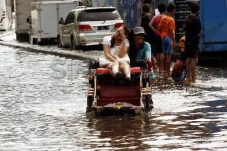 Hujan Deras Guyur Jakarta,...