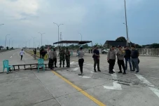 Pasang Tenda, Warga...