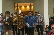 Terima Paket Kebijakan...