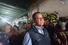 Anies Serahkan Santunan...