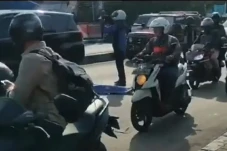 Tersenggol Mobil, Perempuan...