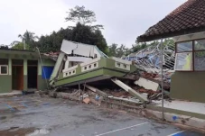 Buntut Tembok Roboh,...