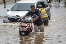 Terjang Banjir Tanpa...