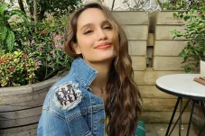Cinta Laura Tegas Lawan...