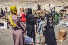 Warga Afghanistan Tuntut...