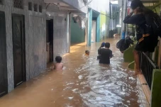 Senin Siang, Banjir...