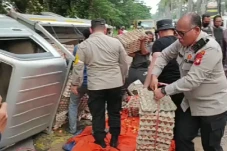 Pikap Bermuatan Telur...