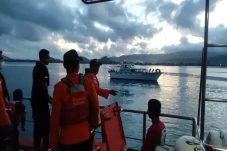 Kapal Yacht Berbendera...