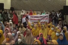 Ratusan Emak-emak Jember...