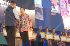 Anies Berikan Penghargaan...