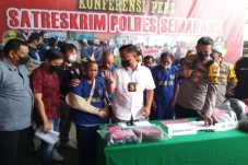 Kepergok Mencuri, Grandong...