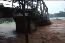 Mengerikan, Jembatan...