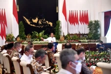 Hadapi Badai Krisis...