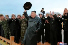 Diawasi Kim Jong-un,...
