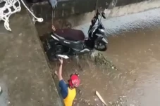 Aksi Heroik Petugas...