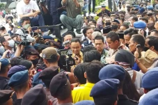 Momen Anies Temui Pendemo...