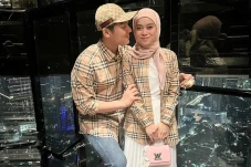 Lesti Kejora Peluk Rizky...