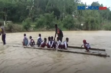 Miris, Demi ke Sekolah...