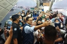 Histeris Temui Anies...