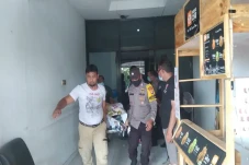 Masuk lewat Jendela,...