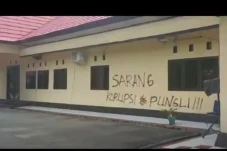 Polisi yang Coret Dinding...