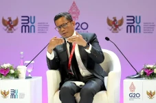Pakai Kendaraan Listrik,...