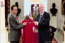 Presiden FIFA Hadiahi...
