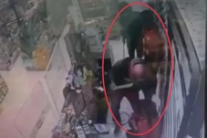Todong Karyawan Pakai...