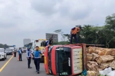 Truk Terguling di Tol...