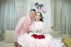 Rayakan 8 Tahun Pernikahan,...