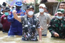 Dikepung Banjir, Gubernur...