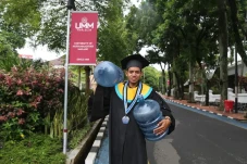Alex, Wisudawan UMM...