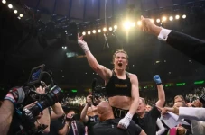 Katie Taylor Kalahkan...
