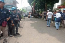 Dikawal Petugas Gabungan,...