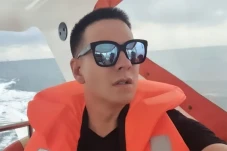 Adik Ditabrak Mobil...
